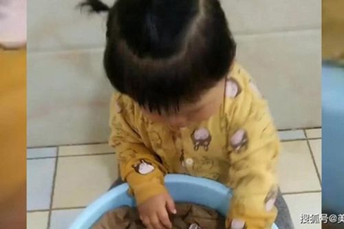 Con gái giặt quần cho bố, ai ngờ giúp mẹ phát hiện 'quỹ đen'