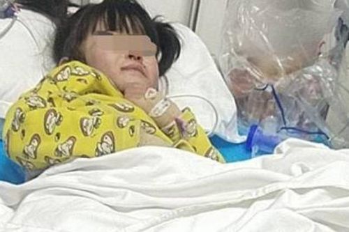 Bé gái 4 tuổi bị mẹ kế dội nước sôi để trừng phạt
