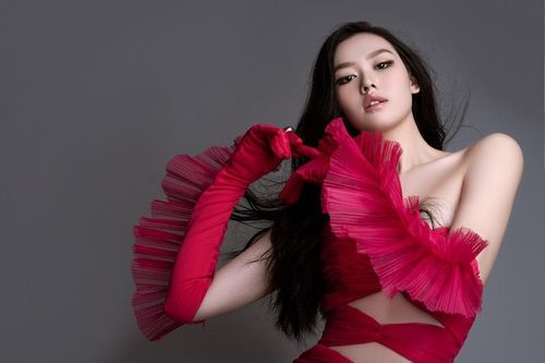 Vóc dáng siêu nuột của 'mẹ bỉm' 21 tuổi Tường San