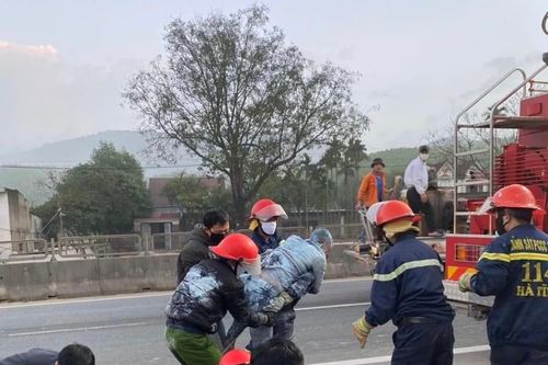 Hà Tĩnh: Xe mất lái, tài xế bị mắc kẹt dưới mương nước