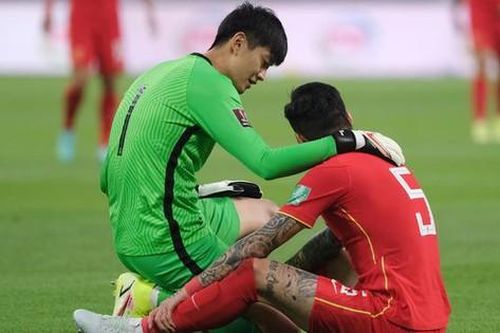 'Tân binh Trung Quốc run đến nỗi thăm nhà vệ sinh liên tục trước trận'