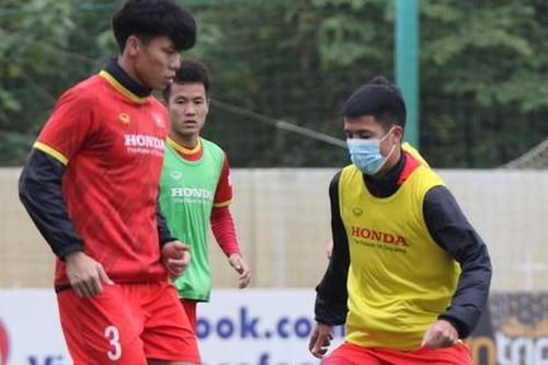 Bùi Tiến Dũng bất ngờ phải đeo khẩu trang trong buổi tập của ĐT Việt Nam
