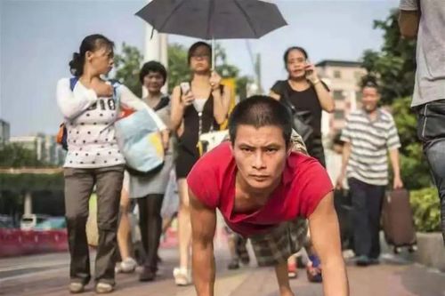 Con trai 2 tuổi bị bắt cóc, bố bò trên đường tìm suốt 7 năm