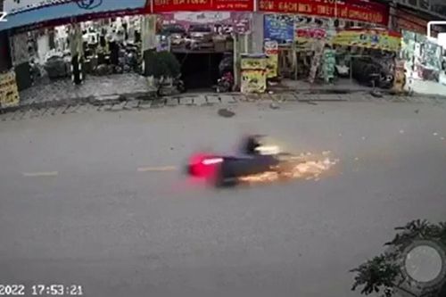 Thất kinh khoảnh khắc xe máy trượt dài trên đường, kéo lê 2 người sau va chạm khiến thai phụ tử vong