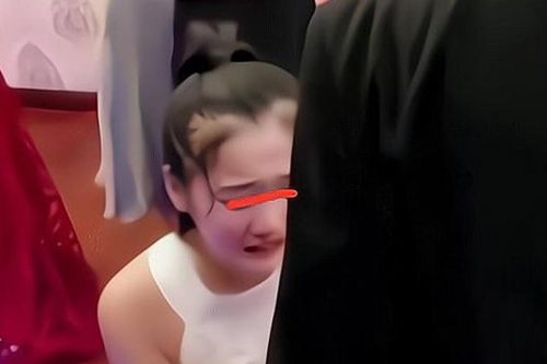 Cô gái khóc lóc xin quay lại trong hôn lễ của bạn trai cũ, nguyên nhân khiến dân mạng chỉ biết 'cạn lời'