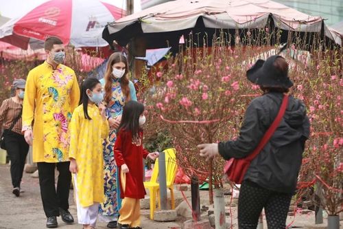 Hà Nội: Chợ Tết nô nức sắc xuân, đào lê ngập tràn, nhiều gia đình du xuân từ sớm
