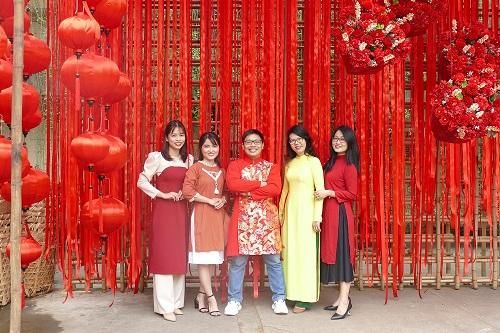 Người dân TPHCM thỏa thích 'check-in', xin chữ đầu Xuân
