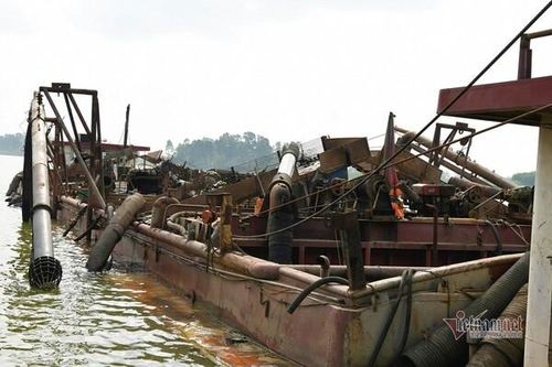 Triệt phá đường dây khai thác cát trái phép cực lớn trên sông Hồng