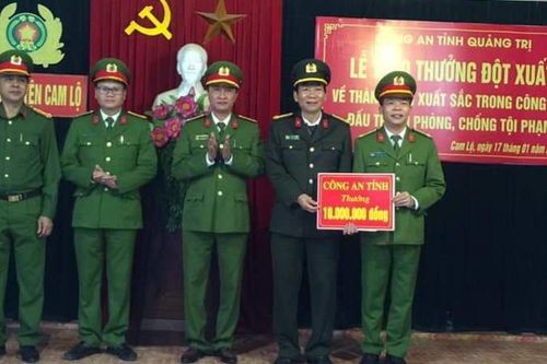 Trao thưởng vụ bắt giữ 1.500 chai rượu ngoại nhập lậu