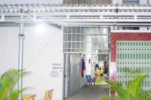 Án mạng đau lòng, anh trai đánh mẹ ruột, bị em đâm thiệt mạng