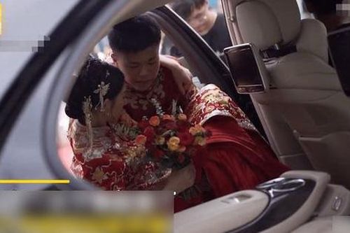 Người phụ nữ lấy chồng xa xem lại video cưới, bất ngờ phát hiện một chi tiết khiến cô khẳng định không lấy nhầm chồng