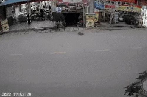 Bàng hoàng cảnh tượng xe máy tóe lửa, kéo lê 2 người sau va chạm khiến 1 sản phụ tử vong