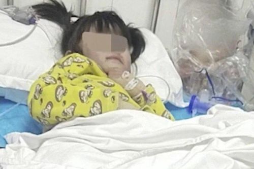 Bé 5 tuổi ở Trung Quốc bị cha và bạn gái đánh đập, dội nước sôi