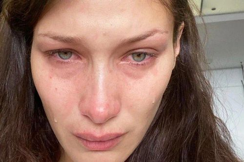 Lý do Bella Hadid thường xuyên đăng ảnh khóc
