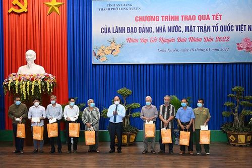 Chủ tịch nước trao quà Tết cho gia đình chính sách, hoàn cảnh khó khăn tại An Giang