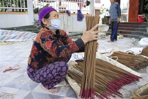 Tất bật làng hương trầm nức tiếng Quảng Bình