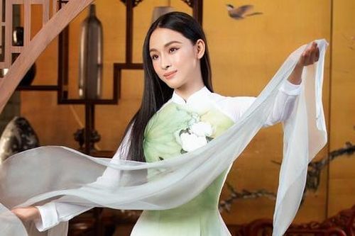 Trương Hồ Phương Nga cuốn hút với áo dài vẽ tay