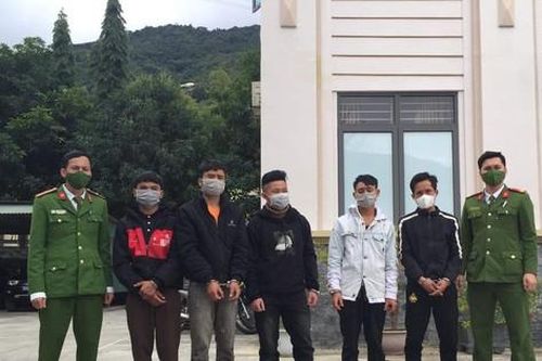 Xông vào khu cách ly thăm bạn gái, tấn công cả công an