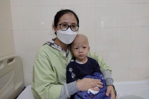 Mẹ tuyệt vọng khi con trai 3 tuổi mắc bệnh ung thư hiếm gặp