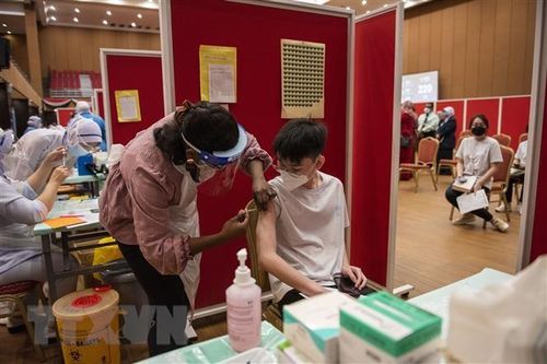 Malaysia có thêm hơn 3.200 ca mới, tích cực tiêm chủng vaccine