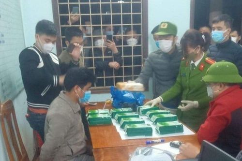 Bắt giữ đối tượng vận chuyển trái phép 4 bánh heroin và 10kg ma túy đá