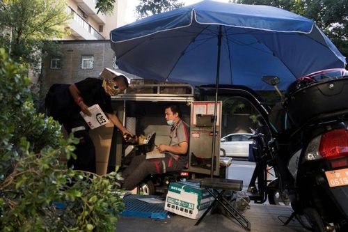 Lo Omicron, Trung Quốc lệnh khử khuẩn toàn bộ bưu phẩm nước ngoài