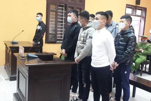 Thanh Hóa: Xét xử nhóm đối tượng ném chất bẩn, đặt vòng hoa tang trước nhà 'con nợ'