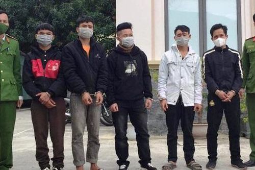Đột nhập khu cách ly để nói chuyện với bạn gái, đánh công an