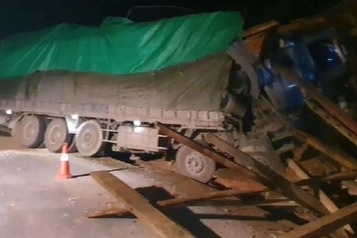 Xe tải mất lái đâm vào vách núi, hai người chết