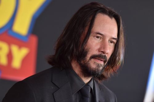 Keanu Reeves cảm thấy xấu hổ vì giàu có