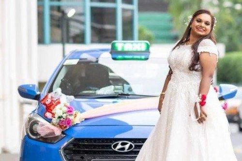 Cô gái Singapore rước dâu bằng xe taxi của cha