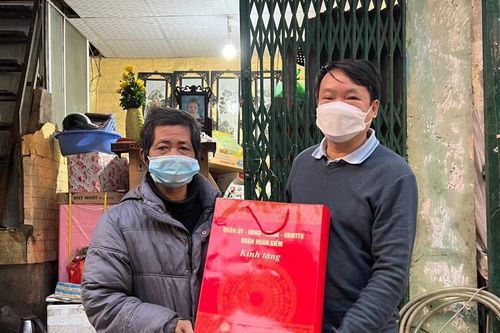 Thăm hỏi, trợ cấp đột xuất cho cháu bé được cứu từ ngôi nhà cháy