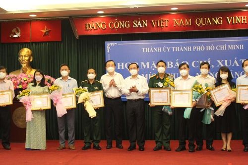 Khen thưởng 95 tập thể, cá nhân có thành tích trong công tác tuyên truyền chống dịch Covid-19