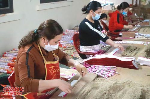 Làng nghề hương trầm Quỳ Châu 'sáng đèn' làm hàng Tết