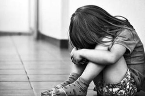 Bé gái 9 tuổi nghi bị 'chị dâu' bạo hành