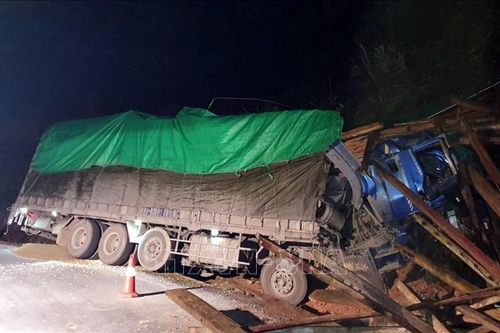 Xe tải chở gỗ mất lái trên Quốc lộ 16 khiến 3 người thương vong