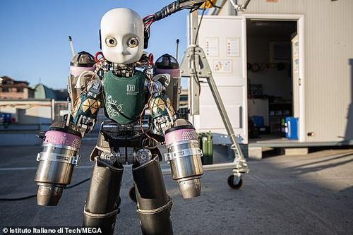 Italy phát triển robot 'người sắt' giúp cứu trợ thảm họa thiên tai