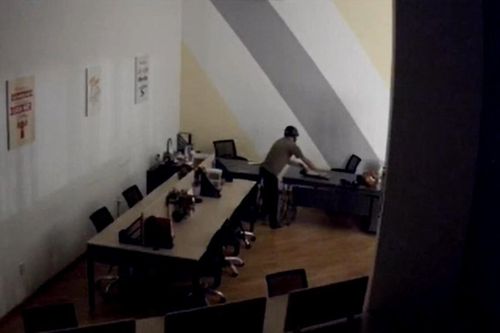 Clip: Kẻ gian đột nhập, trộm tài sản tại chung cư cao cấp ở TP.HCM dịp cận Tết