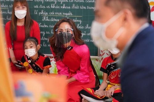 Hoa hậu H'Hen Niê như cô tiên áo dài đi từ thiện ngày cuối năm