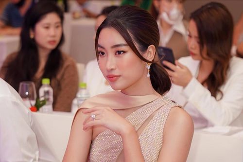 Khoảnh khắc 'bị chụp lén' vẫn xinh như mộng của Đỗ Mỹ Linh, fan nhan sắc thả tim không ngớt