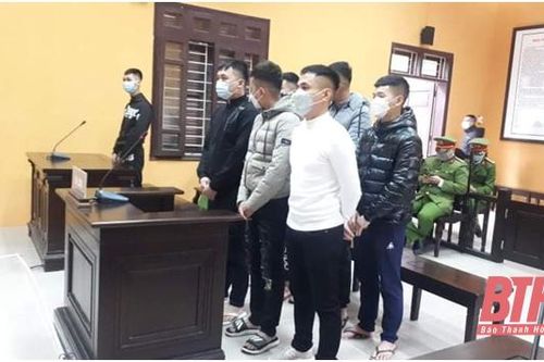 Xét xử nhóm thanh niên ném chất bẩn vào nhà dân