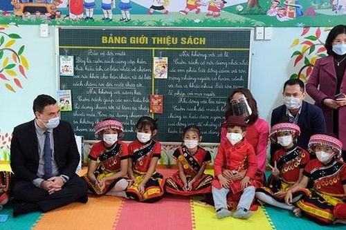 H'Hen Niê và Đại sứ quán Israel tặng thư viện cho miền núi Hà Giang