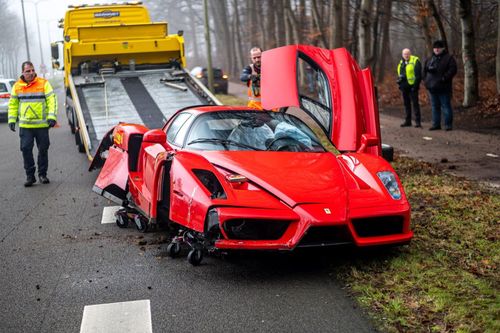 Siêu xe Ferrari Enzo 3,5 triệu USD gặp nạn khi khách lái thử