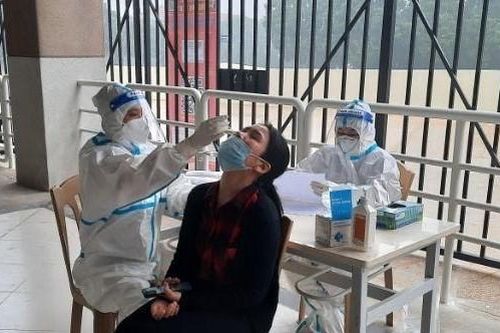 Bệnh viện Thể thao Việt Nam và MEDLATEC xét nghiệm cho khán giả vào sân