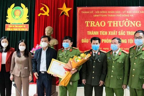 Quảng Trị: Thưởng nóng CATP Đông Hà chặt đứt mắt xích đường dây ma túy 'khủng'