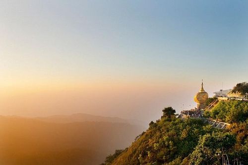 Kỳ lạ ngôi chùa vàng chênh vênh đầy nguy hiểm trên bờ vực thẳm