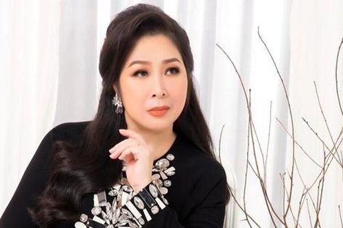 NSND Hồng Vân thướt tha với tà áo dài họa tiết