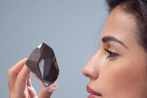 Đấu giá viên kim cương đen đến từ bên ngoài Trái đất