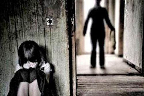 Gã đàn ông nhiều đêm lén lút hiếp dâm con riêng của vợ 'hờ'