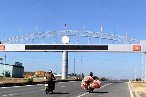 Tin mới vụ cổng chào tiền tỷ bị đề nghị tháo dỡ ở Kon Tum